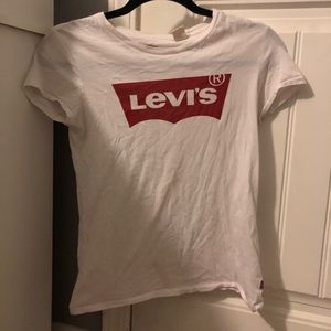 White Levi’s t shirt